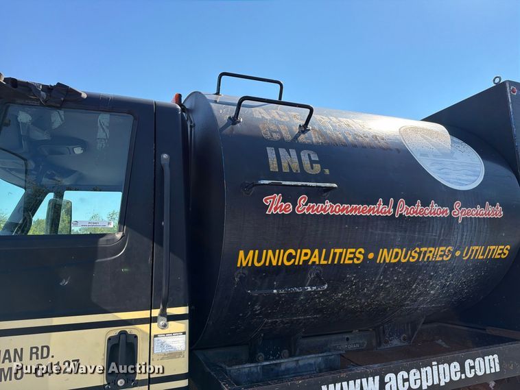 image for item FC3421 2005 International 4300 sewer jetter truck