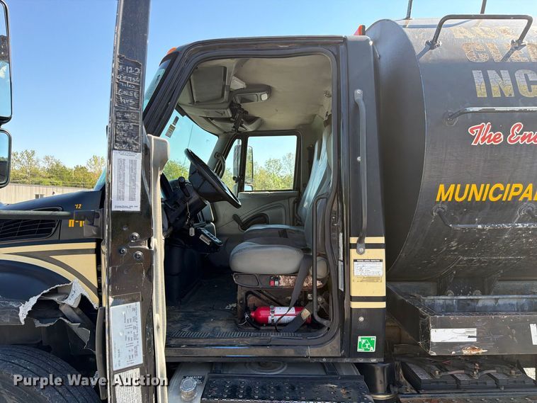 image for item FC3421 2005 International 4300 sewer jetter truck