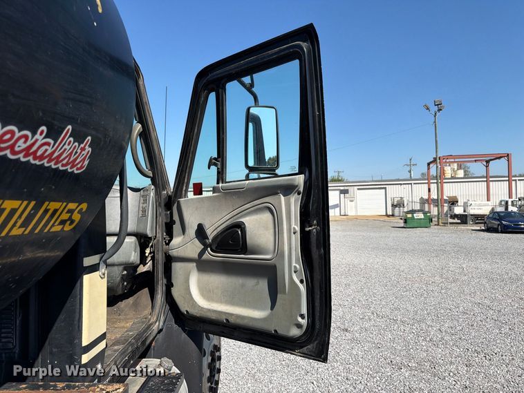 image for item FC3421 2005 International 4300 sewer jetter truck