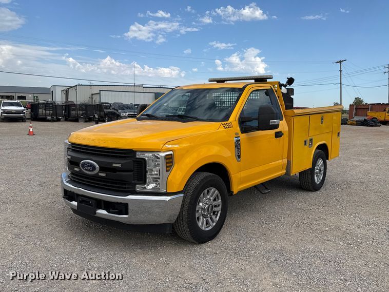 image for item FC4220 2019 Ford F350 Super Duty utility bed pickup truck