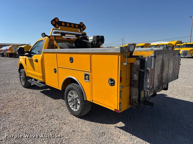 image for item FC4483 2022 Ford F350 Super Duty utility bed pickup truck