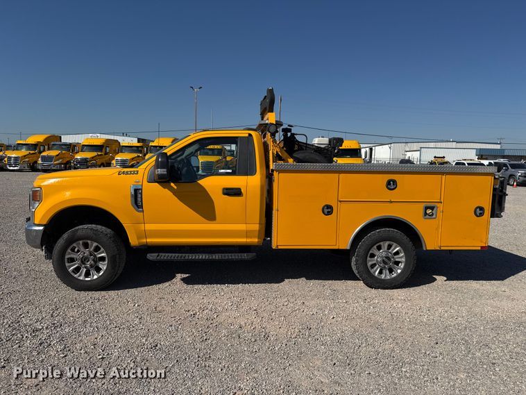 image for item FC4483 2022 Ford F350 Super Duty utility bed pickup truck