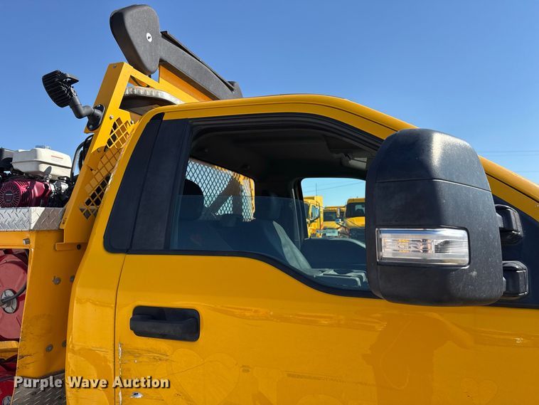 image for item FC4483 2022 Ford F350 Super Duty utility bed pickup truck