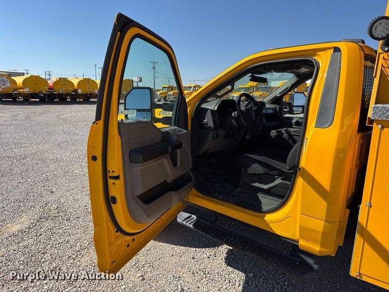 image for item FC4483 2022 Ford F350 Super Duty utility bed pickup truck
