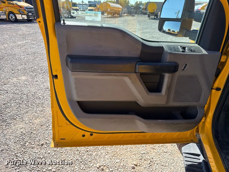 image for item FC4483 2022 Ford F350 Super Duty utility bed pickup truck