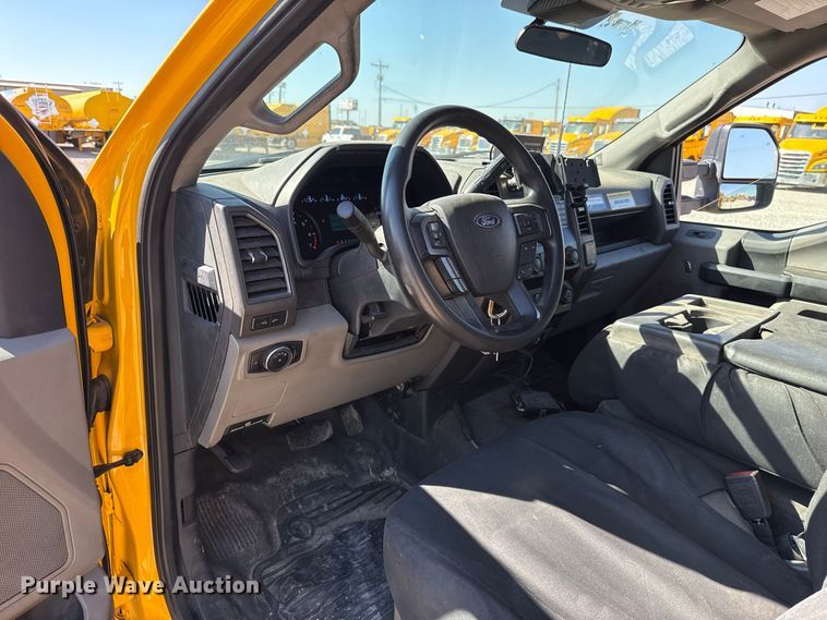 image for item FC4483 2022 Ford F350 Super Duty utility bed pickup truck
