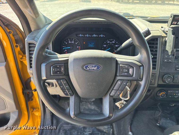 image for item FC4483 2022 Ford F350 Super Duty utility bed pickup truck