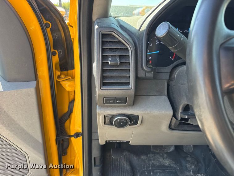 image for item FC4483 2022 Ford F350 Super Duty utility bed pickup truck