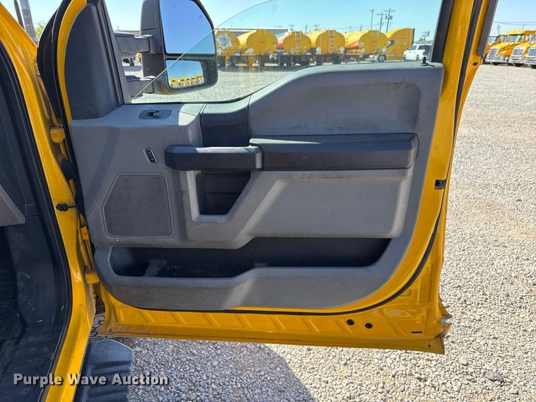 image for item FC4483 2022 Ford F350 Super Duty utility bed pickup truck