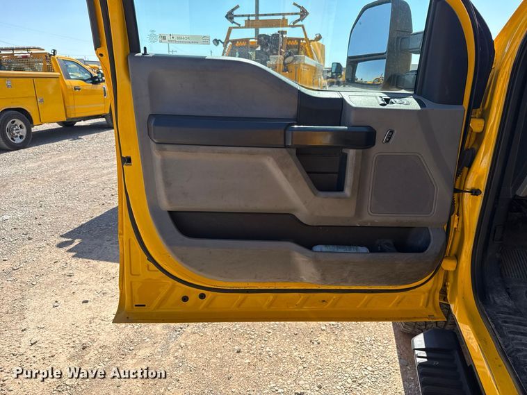 image for item FC4488 2020 Ford F350 Super Duty utility bed pickup truck
