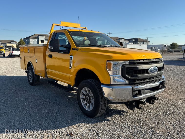 image for item FC4492 2022 Ford F350 Super Duty utility bed pickup truck