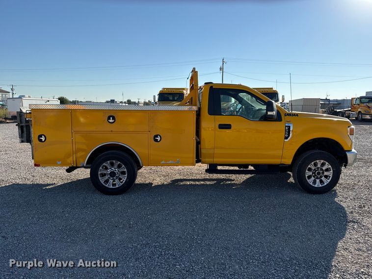 image for item FC4492 2022 Ford F350 Super Duty utility bed pickup truck