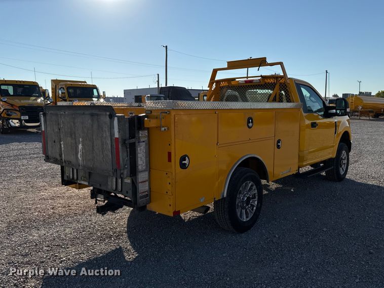 image for item FC4492 2022 Ford F350 Super Duty utility bed pickup truck