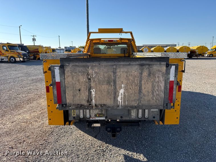 image for item FC4492 2022 Ford F350 Super Duty utility bed pickup truck