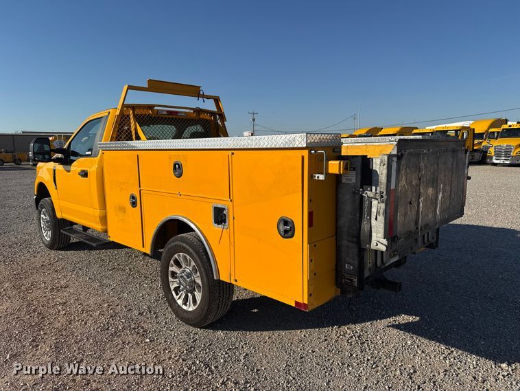 image for item FC4492 2022 Ford F350 Super Duty utility bed pickup truck