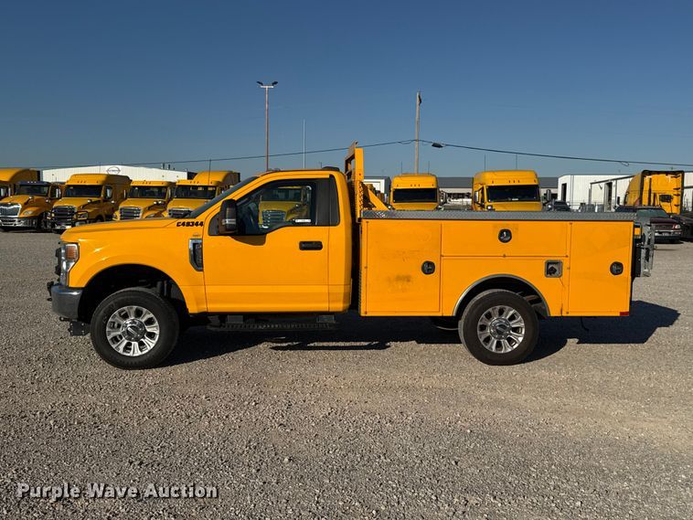 image for item FC4492 2022 Ford F350 Super Duty utility bed pickup truck