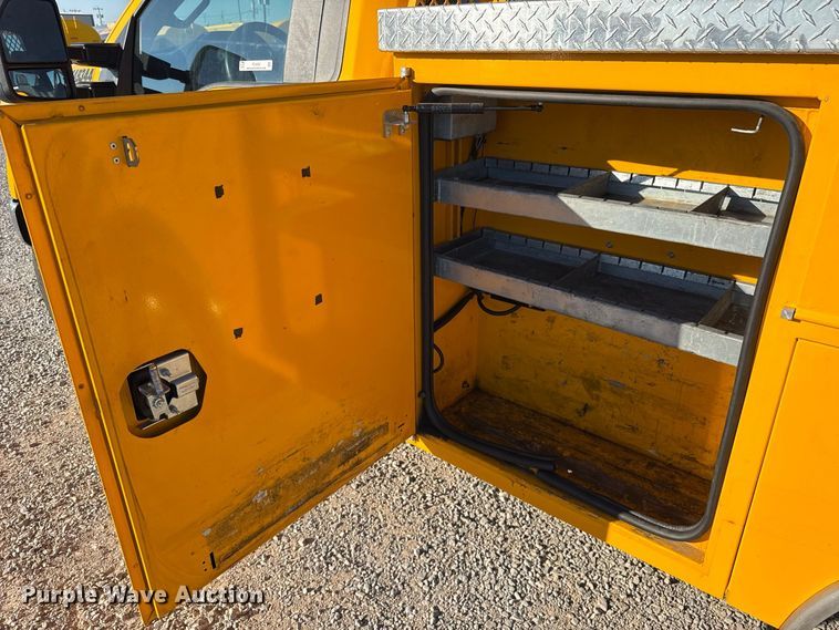image for item FC4492 2022 Ford F350 Super Duty utility bed pickup truck