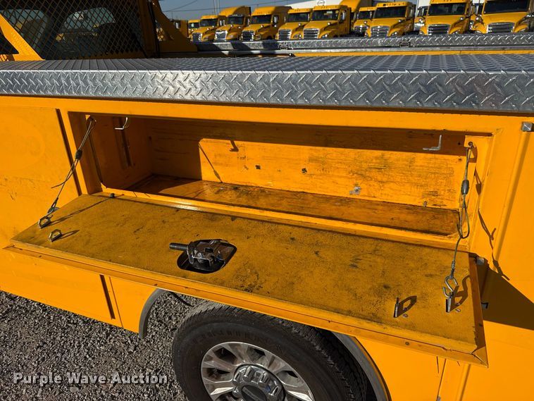 image for item FC4492 2022 Ford F350 Super Duty utility bed pickup truck
