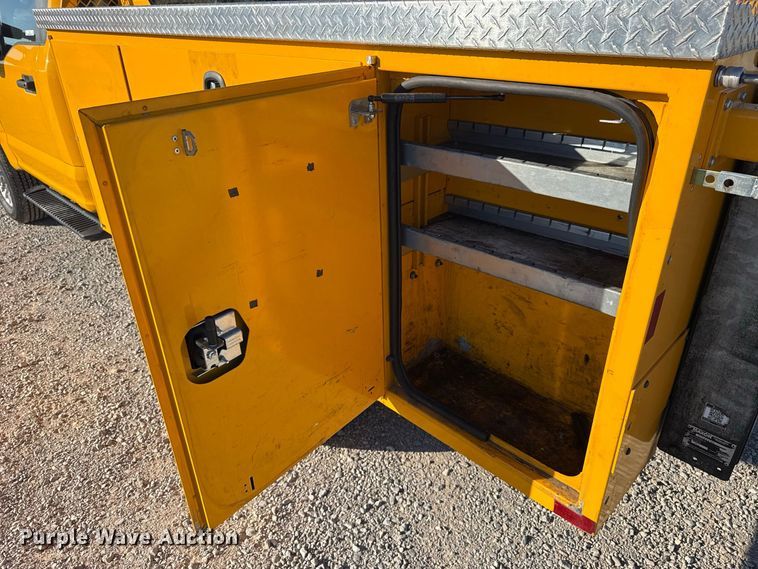 image for item FC4492 2022 Ford F350 Super Duty utility bed pickup truck