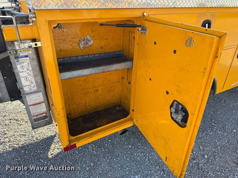 image for item FC4492 2022 Ford F350 Super Duty utility bed pickup truck