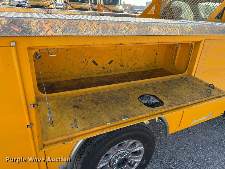 image for item FC4492 2022 Ford F350 Super Duty utility bed pickup truck