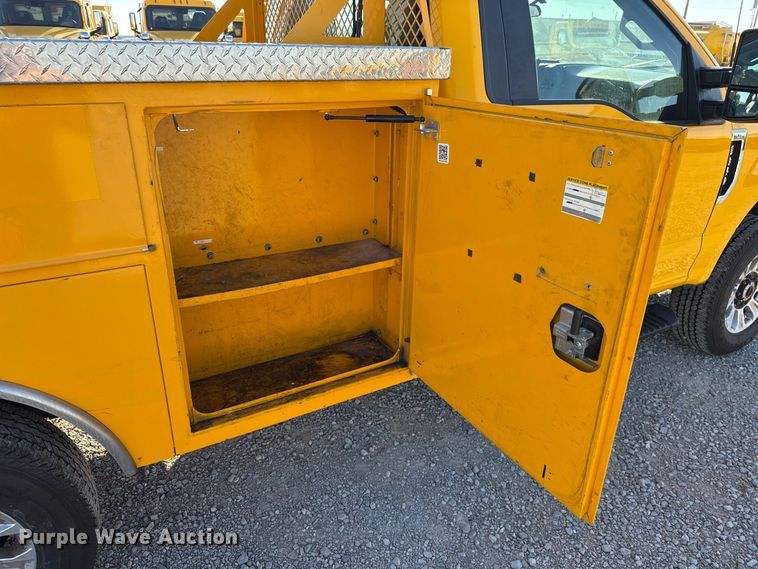 image for item FC4492 2022 Ford F350 Super Duty utility bed pickup truck
