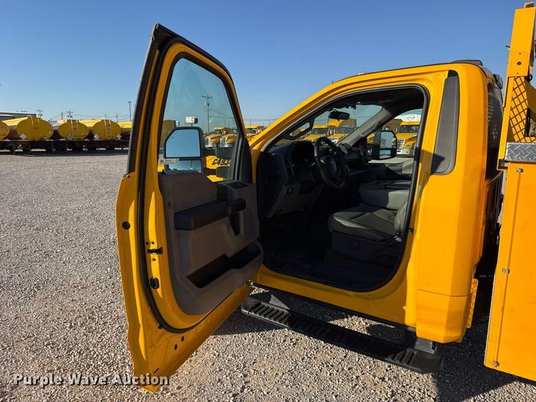 image for item FC4492 2022 Ford F350 Super Duty utility bed pickup truck