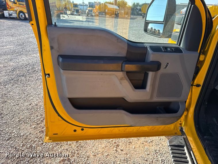 image for item FC4492 2022 Ford F350 Super Duty utility bed pickup truck