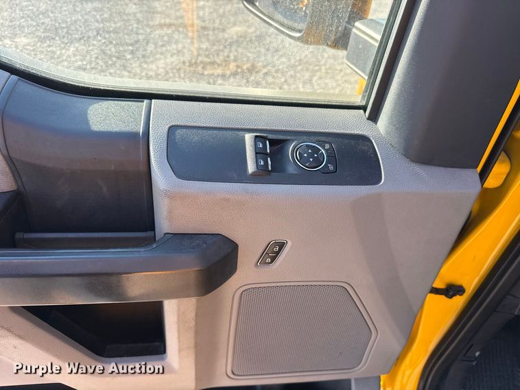 image for item FC4492 2022 Ford F350 Super Duty utility bed pickup truck