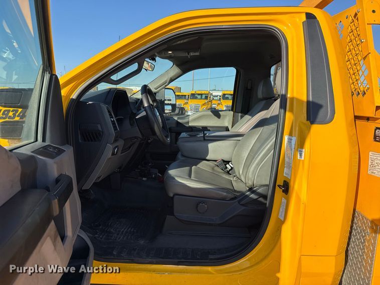 image for item FC4492 2022 Ford F350 Super Duty utility bed pickup truck