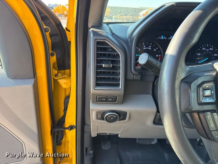 image for item FC4492 2022 Ford F350 Super Duty utility bed pickup truck