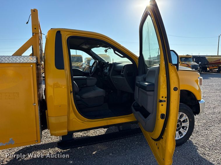 image for item FC4492 2022 Ford F350 Super Duty utility bed pickup truck