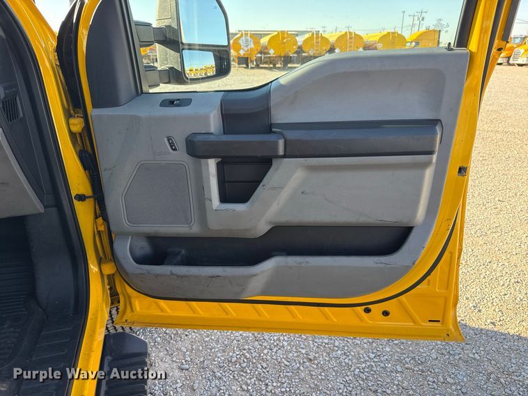 image for item FC4492 2022 Ford F350 Super Duty utility bed pickup truck
