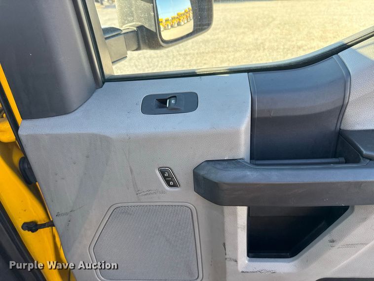 image for item FC4492 2022 Ford F350 Super Duty utility bed pickup truck
