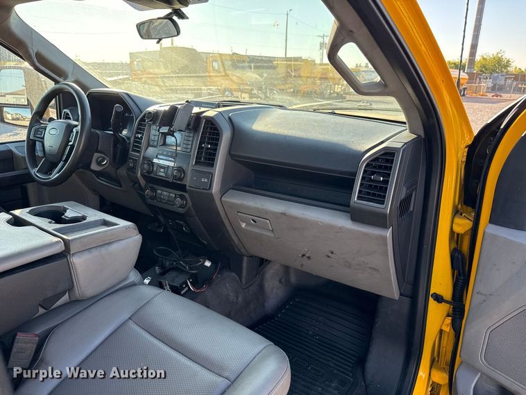image for item FC4492 2022 Ford F350 Super Duty utility bed pickup truck