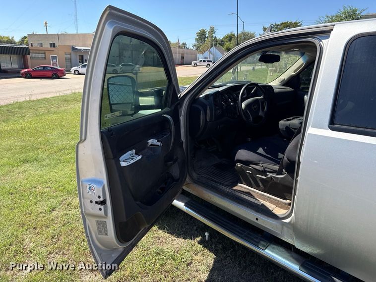 image for item FC4513 2013 Chevrolet Silverado 2500HD Crew Cab pickup truck