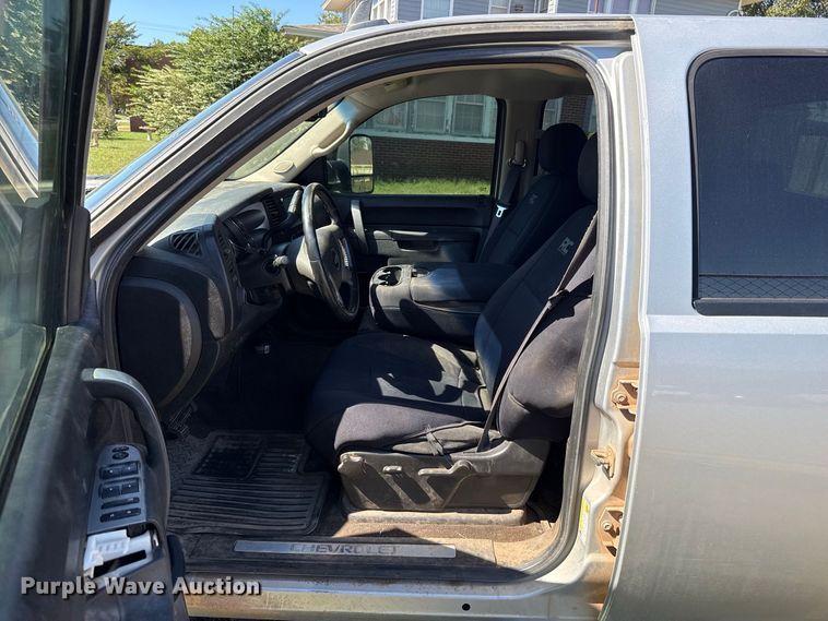 image for item FC4513 2013 Chevrolet Silverado 2500HD Crew Cab pickup truck