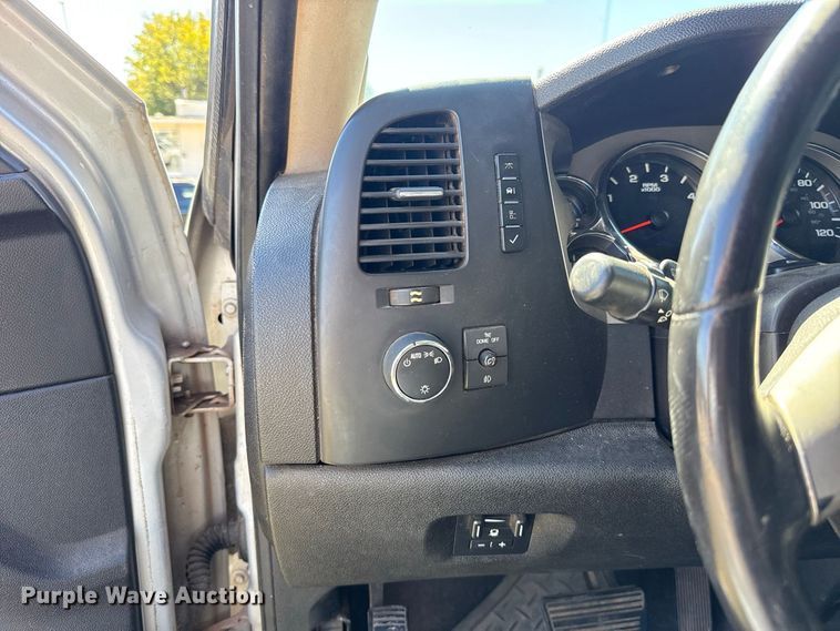 image for item FC4513 2013 Chevrolet Silverado 2500HD Crew Cab pickup truck