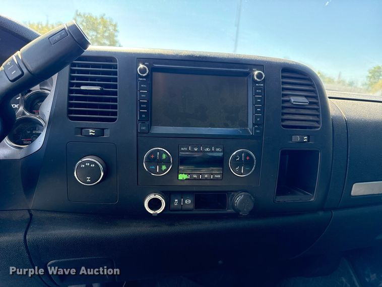 image for item FC4513 2013 Chevrolet Silverado 2500HD Crew Cab pickup truck