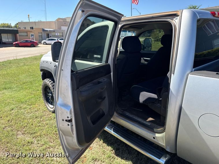 image for item FC4513 2013 Chevrolet Silverado 2500HD Crew Cab pickup truck