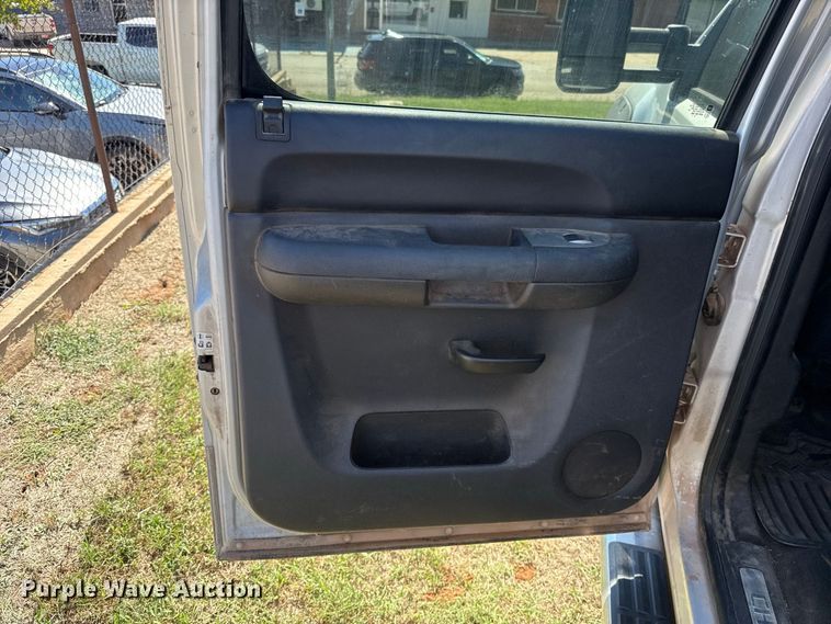 image for item FC4513 2013 Chevrolet Silverado 2500HD Crew Cab pickup truck
