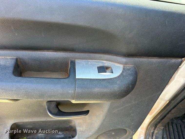 image for item FC4513 2013 Chevrolet Silverado 2500HD Crew Cab pickup truck