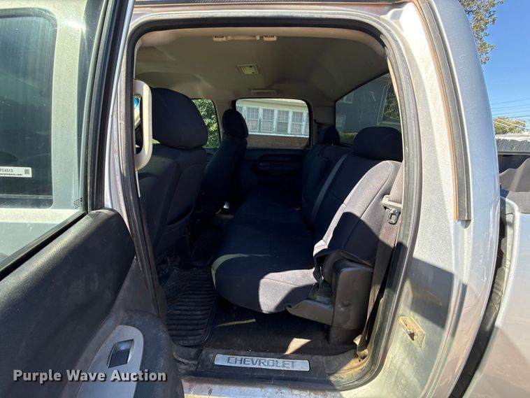 image for item FC4513 2013 Chevrolet Silverado 2500HD Crew Cab pickup truck