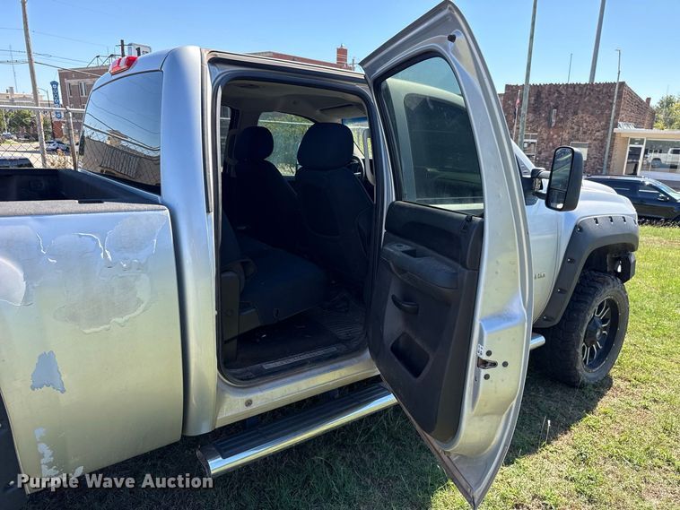 image for item FC4513 2013 Chevrolet Silverado 2500HD Crew Cab pickup truck