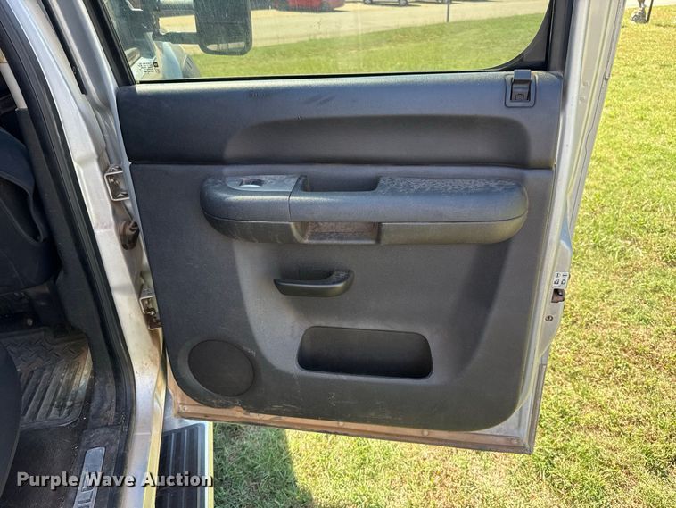 image for item FC4513 2013 Chevrolet Silverado 2500HD Crew Cab pickup truck