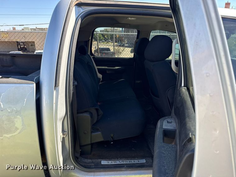 image for item FC4513 2013 Chevrolet Silverado 2500HD Crew Cab pickup truck