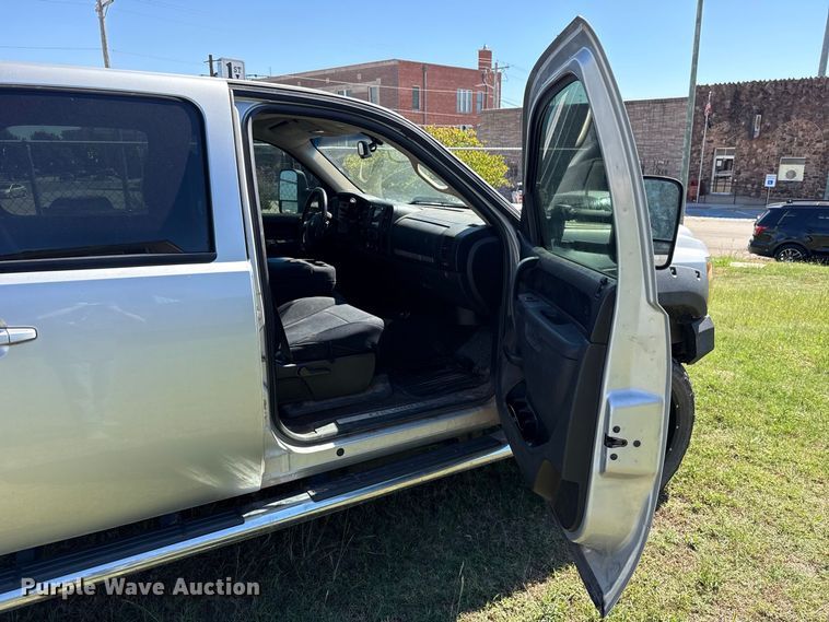 image for item FC4513 2013 Chevrolet Silverado 2500HD Crew Cab pickup truck