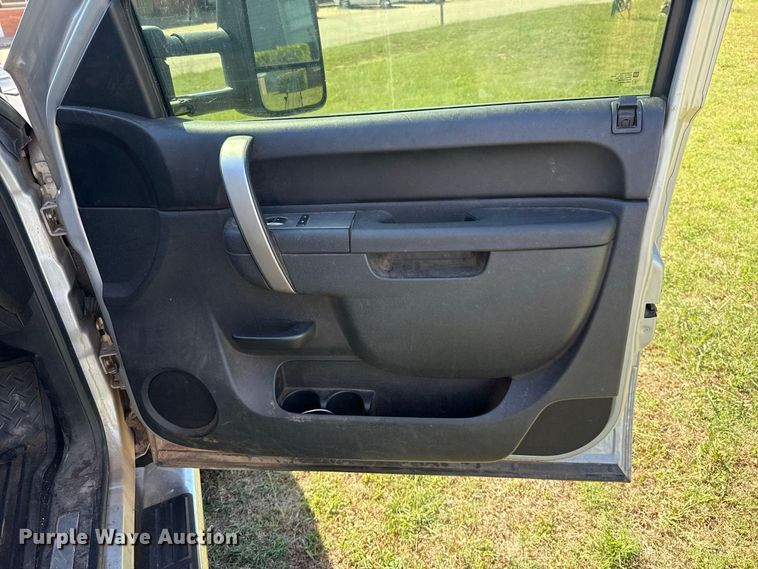 image for item FC4513 2013 Chevrolet Silverado 2500HD Crew Cab pickup truck