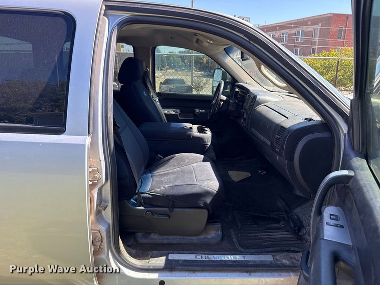 image for item FC4513 2013 Chevrolet Silverado 2500HD Crew Cab pickup truck