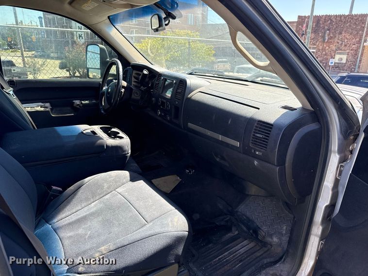 image for item FC4513 2013 Chevrolet Silverado 2500HD Crew Cab pickup truck
